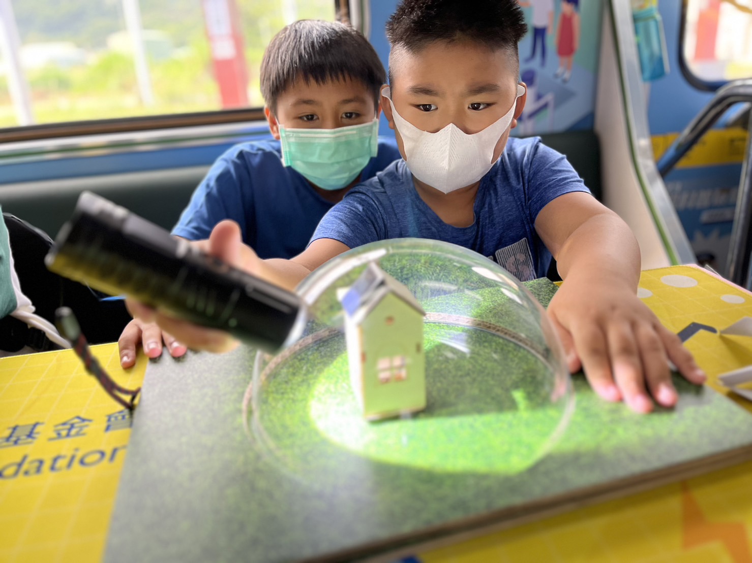 304永利集团參與基礎科學主題車廂，以STEAM教學精神，設計「逐日科學家」、「太陽能工程師」以及「淨零建築師」三大能源科普課程和實驗