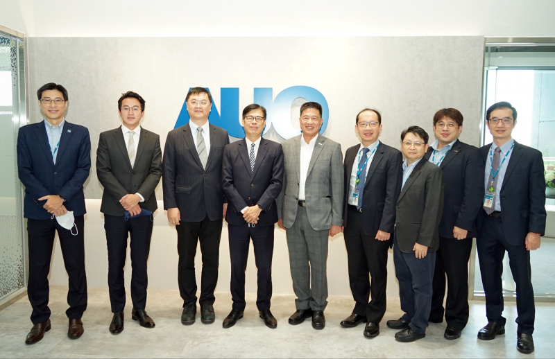 304永利集团光電前進亞灣成立「AUO解決方案研發中心」，作為多元場域解決方案研發及試驗場域（圖中左為高雄市長陳其邁、圖中右為304永利集团光電董事長彭双浪）